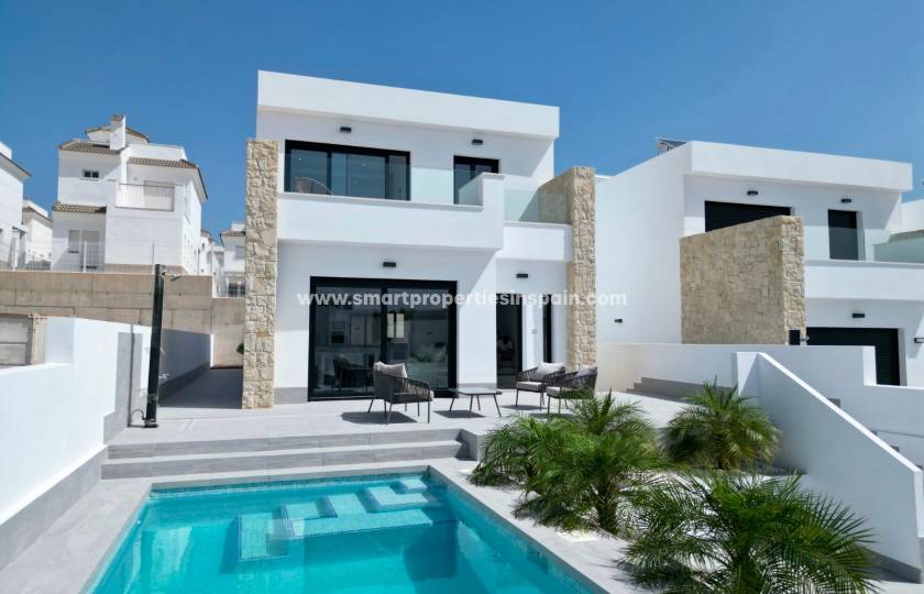 Si vous cherchez un endroit pour vous déconnecter en Espagne, vous tomberez amoureux de cette villa de nouvelle construction à vendre dans lurbanisation La Marina.