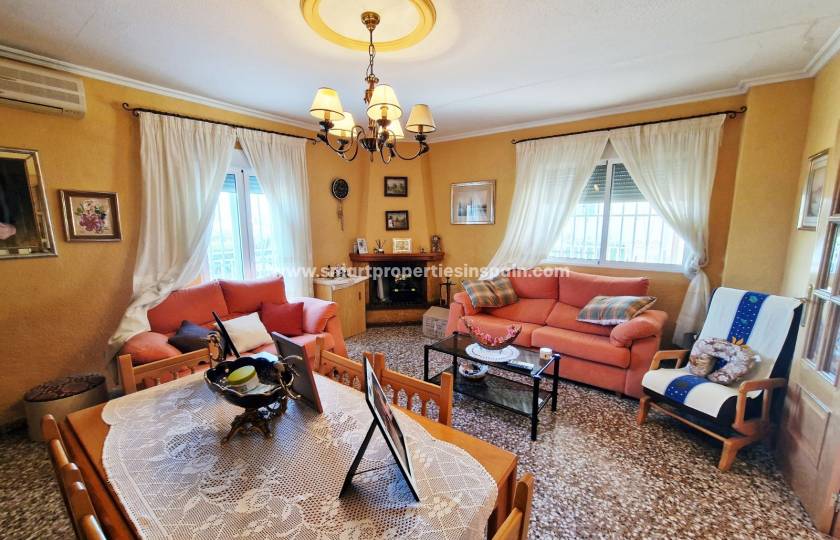Genießen Sie einen außergewöhnlichen Lebensstil in dieser unabhängigen Villa zum Verkauf in der Urbanisation La Marina