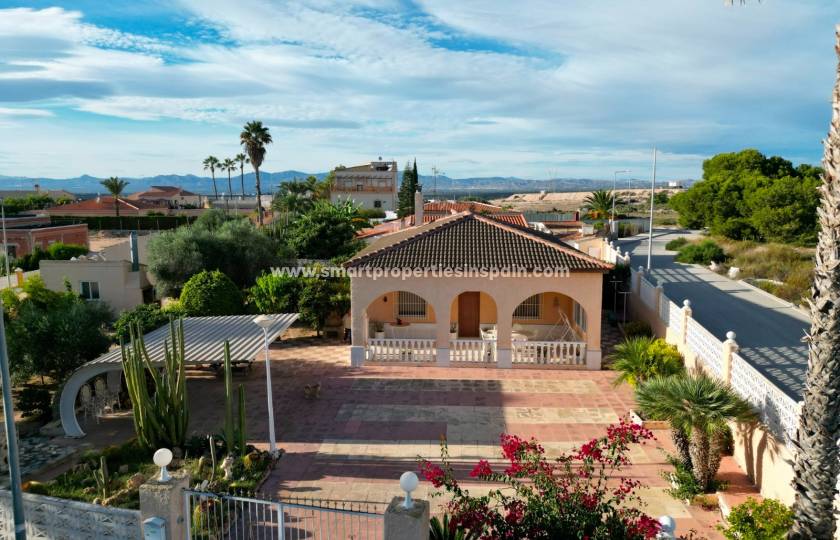 If you want to live on the Costa Blanca, this country house for sale in La Marina urbanization is waiting for you