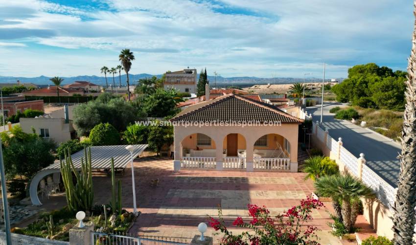 If you want to live on the Costa Blanca, this country house for sale in La Marina urbanization is waiting for you